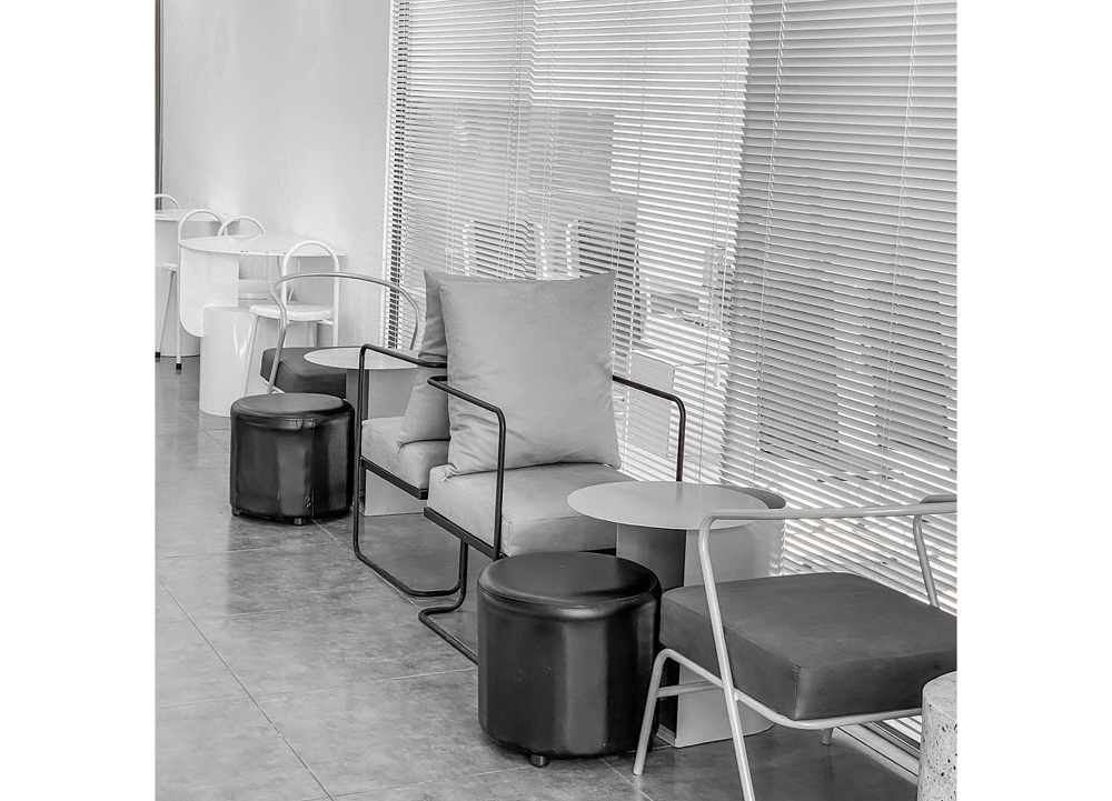 Màn nhôm được thiết kế nhỏ gọn, không chiếm quá nhiều không gian trên ô cửa - Kềfa kàfê