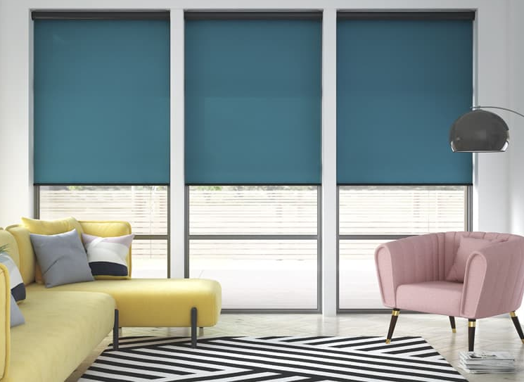 Màn cuốn màu xanh Pastel tạo điểm nhấn cho căn phòng