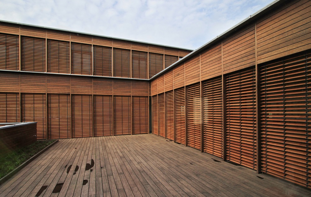 Bạn không nên sử dụng Màn sáo gỗ ngoài trời, điều này sẽ có ảnh hưởng lớn tới độ bên của màn.