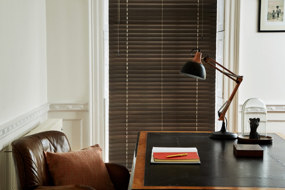 Màn gỗ nâu làm nổi bật ô cửa