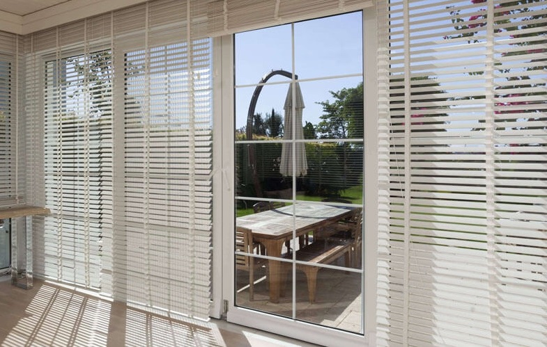 Màn gỗ che chắn cửa đi