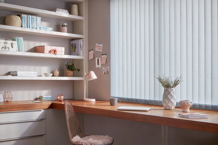 Tone màu sáng của màn dọc giúp trung hòa các yếu tố màu sắc trong nội thất