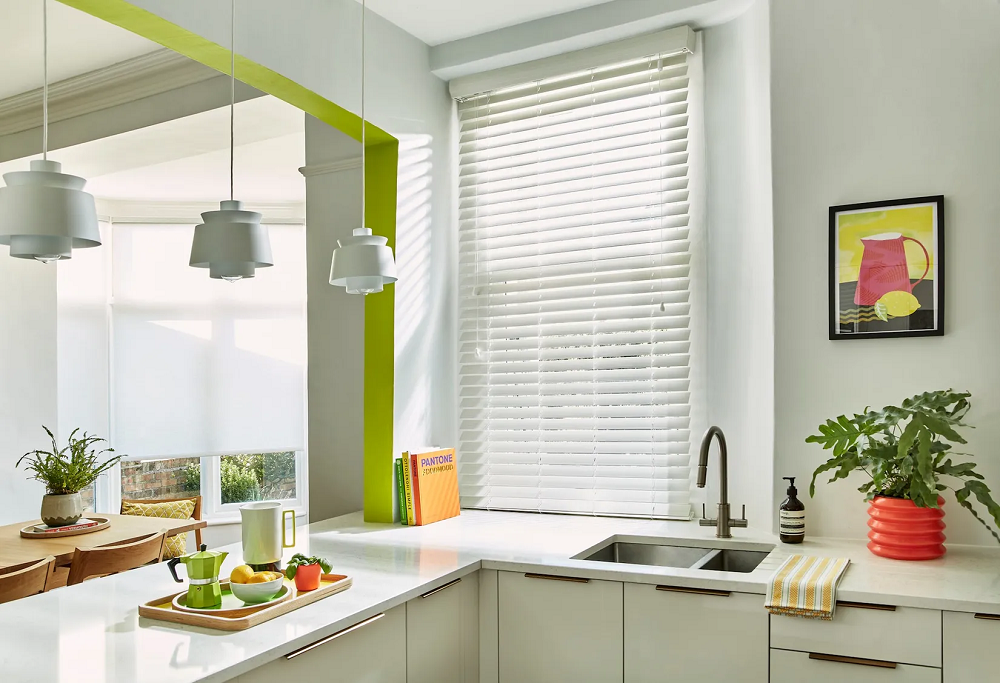 Không nên lắp đặt Màn gỗ trên cửa sổ bồn rửa, thay vào đó hãy sử dụng Màn gỗ PS.