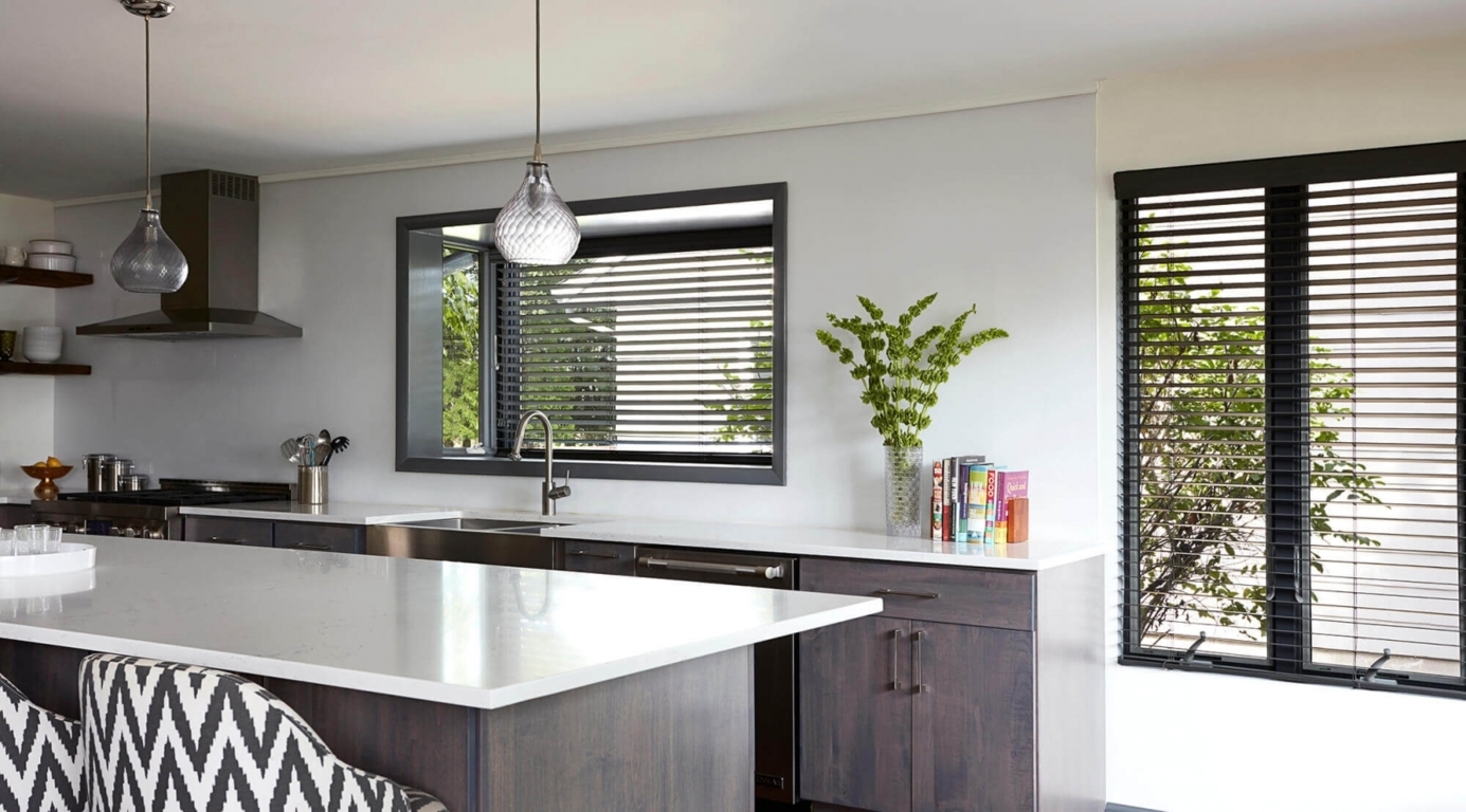 Màn gỗ làm tăng vẻ sang trọng của căn bếp