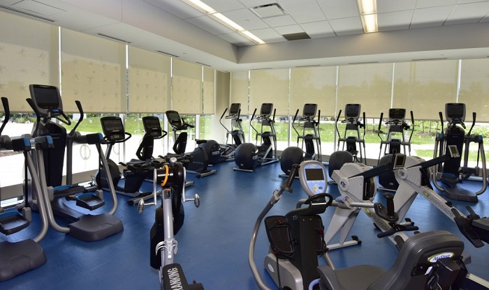 Màn cuốn dễ dàng đáp ứng những vách kính lớn trong phòng gym