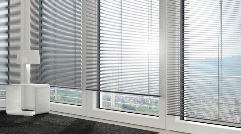 Màn nhôm màu xám phối hợp hoàn hảo với nền nội thất trắng