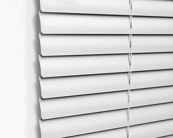 Màn nhôm có cấu tạo gồm nhiều thanh nhôm mỏng gọn và nhẹ