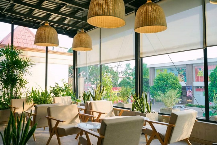 Thổi hồn vào không gian quán cafe với màn cuốn lưới che chắn cửa sổ